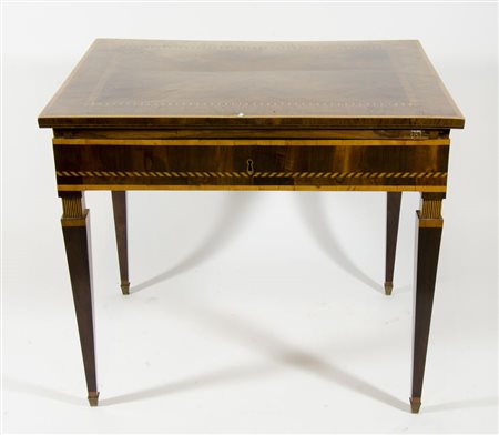 Tavolo/scrittoio in legno riccamente e finemente intarsiato in legni vari a...