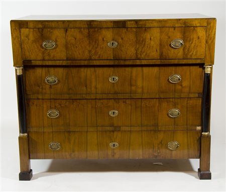 Cassettone a 4 cassetti con quello superiore apribile a ribalta e all'interno...