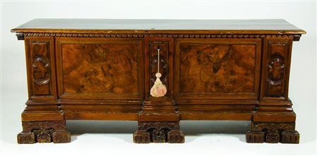 Cassapanca in legno con fronte a formelle scolpite. cm. 68x170x52.