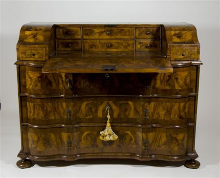 Cassettone a 5 cassetti in legno, fronte a cartelle geometriche. cm. 101x128x59.