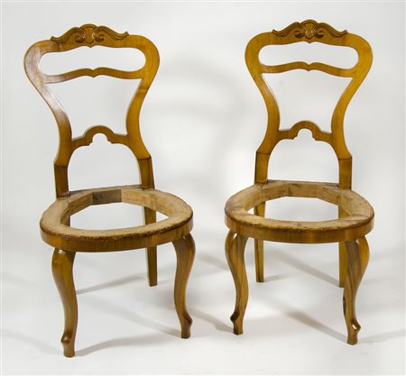 Lotto di 6 sedie in legno chiaro con schienale a cartelle orizzontali. XIX...