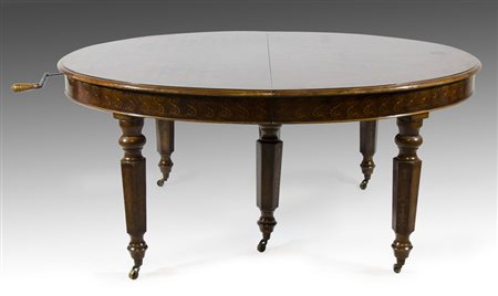 Grande tavolo ovale in legno finemente intarsiati in legni chiari a motivi...