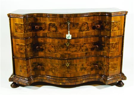 Cassettone in legno a 3 cassetti, fronte a tripla bombatura. XVIII secolo....
