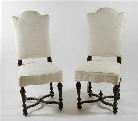 Lotto di 6 sedie in legno con alto schienale, gambe unite da crociera.