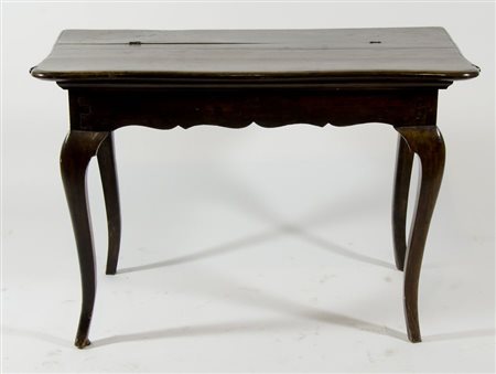 Consolle in legno su alte gambe a sciabola, piano apribile cm. 68x101x55.