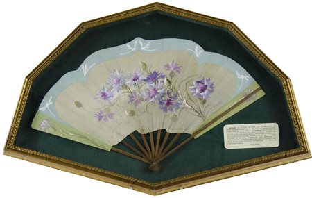 L. Gerard Ventaglio dipinto a motivi floreali e stecche in legno, entro teca....