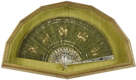 Ventaglio ricamato a mano con il trifoglio irlandese e stecche in madreperla,...