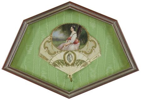 Ventaglio di forma a palloncino dipinto con figura di giovane donna con...