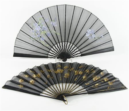 Lotto di 2 ventagli da teatro con stecche in legno nero e tela e stoffa...