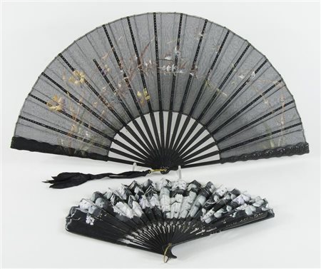 Lotto di 2 ventagli da teatro con stecche in legno nero inciso e tela e...