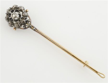 Spilla a barretta in oro 14 kt e argento una estremità a motivo floreale,...