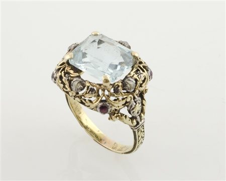 Anello in oro giallo e argento con lavorazione a traforo centrato da...