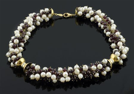 Girocollo composto da perline e granati intervallati da inserti d'oro giallo,...