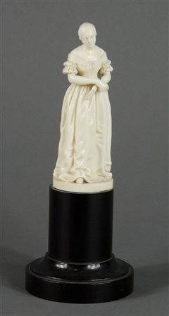 Scultura in avorio finemente scolpita raffigurante gentildonna, su base in...