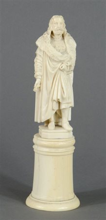 Scultura in avorio finemente scolpita raffigurante Regnante, su base in...