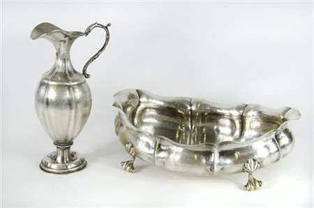 Lotto in argento composto da grande centrotavola ovale e brocca con manico....