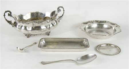 Lotto di vari oggetti in argento tra cui centrotavola e posate. Gr. tot 2200.