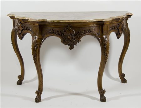 Grande consolle in legno riccamente scolpita a volute floreali, piano...