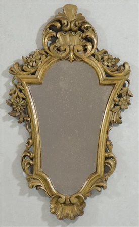 Specchiera in legno dorato finemente scolpita. cm. 76x46.