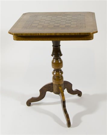 Tavolino quadrato in legno con piano intarsiato in legni vari a scacchiera....