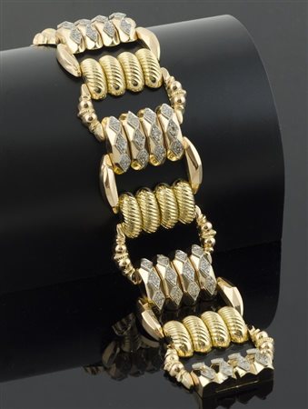 Bracciale a larga fascia in oro giallo e brillanti. Gr. 52.