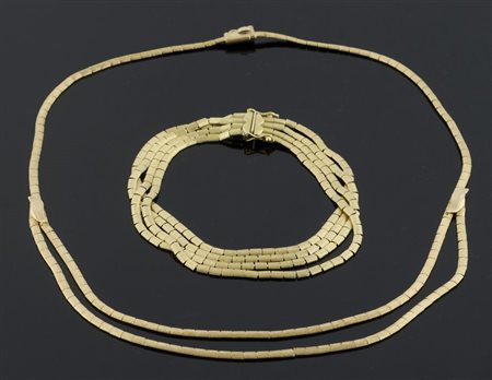 Parure in oro giallo composto da collier e bracciale. Gr. tot 50,1.