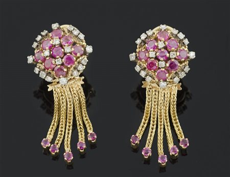 Orecchini in oro giallo composti da parte superiore forma rotonda ricoperta...