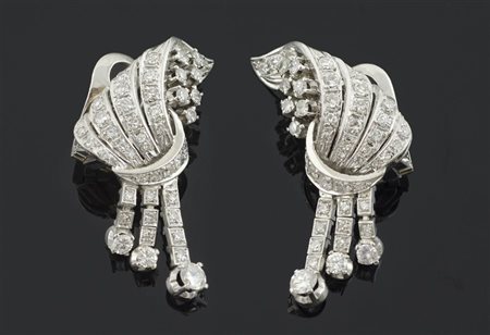 Orecchini in oro bianco composto da fascette e pendenti completamente...