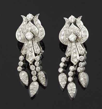 Orecchini in oro bianco forma floreale completamente ricoperti da diamanti...