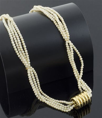 Collana a 4 fili di perle con chiusura cilindrica in oro giallo. Gr. tot 27,5.