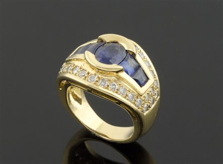 Anello in oro giallo con zaffiri centrali e 2 file di diamanti. gr. tot 14,1.