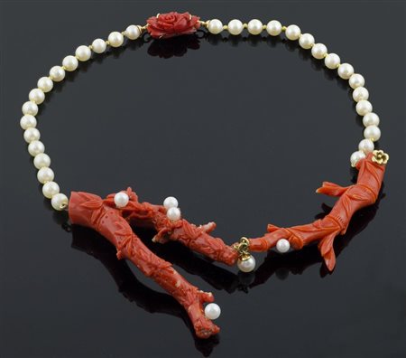 Collana ad un filo di perle Akoya di mm 7-7,5 con parte centrale in corallo...