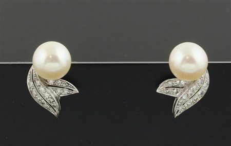 Orecchini in oro bianco a motivo di foglia con diamanti taglio huit huit con...