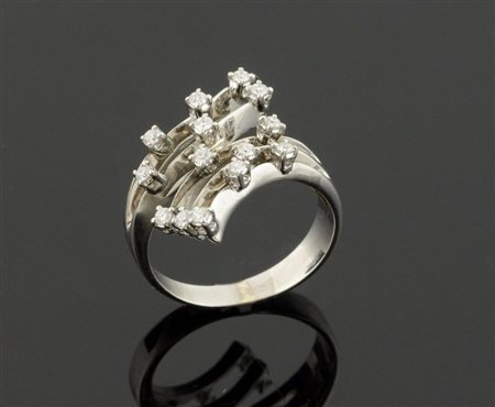 Anello in oro bianco a contrarie con 5 linee su cui sono incastonati 14...