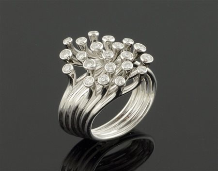 Anello in oro bianco multifilo ricoperto da 21 diamanti taglio brillante per...