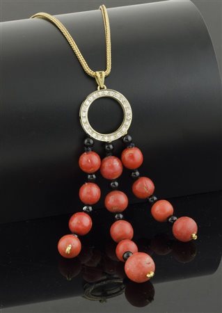 Catena in oro giallo con pendente di forma circolare in oro bianco e giallo...