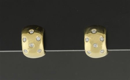 Orecchini in oro giallo ad anello bombato con 121 diamanti taglio brillante