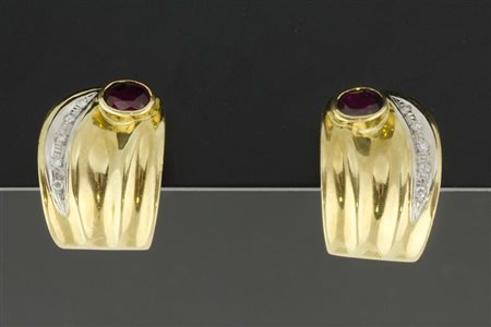 Orecchini in oro giallo e bianco con diamanti taglio brillante e rubino...