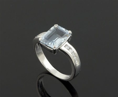 Anello in oro bianco rodiato centrato da acquamarina taglio smeraldo per ct...