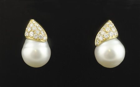 Orecchini in oro giallo con perle australiane di diametro mm12 e diamanti...