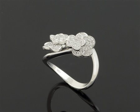 Anello in oro bianco con due fiorellini ricoperti da diamanti taglio...