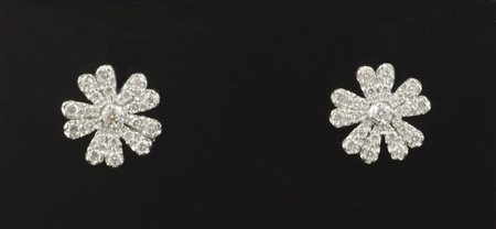 Orecchini in oro bianco a lobo a forma di fiore con diamanti taglio brillante...