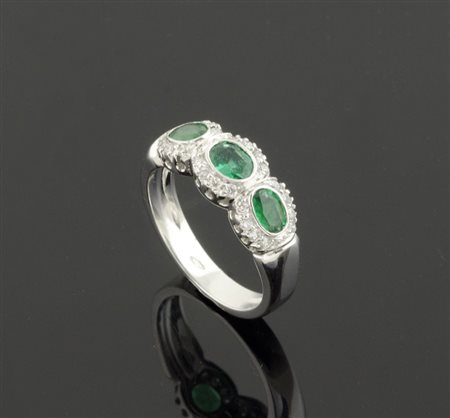Anello in oro bianco con 3 smeraldi ovali di ca ct 0,75 e diamanti taglio...