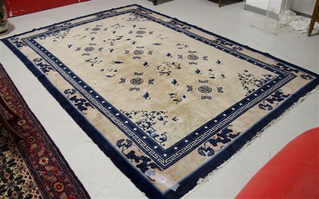 Tappeto cinese con decori, cm. 194x290.