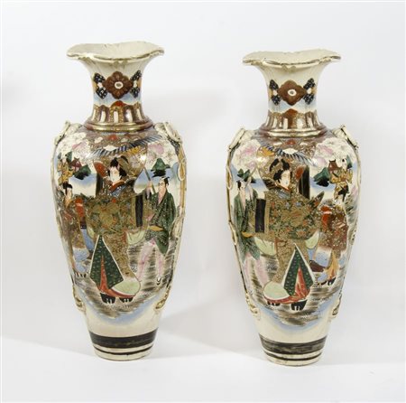 Coppia di grandi vasi decorati a motivi orientali. H. cm. 77. (uno forte...
