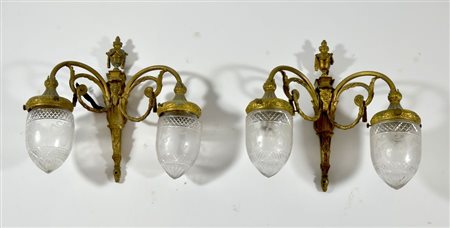 Coppia di appliques in bronzo dorato con bocce in vetro inciso. H. cm. 40.