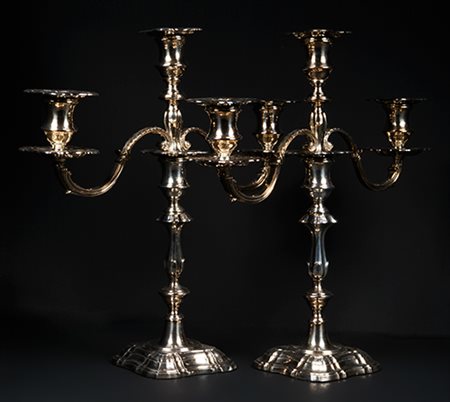 Roberts & Belk, Sheffield Coppia di candelieri a tre fiamme, 1966 Argento...