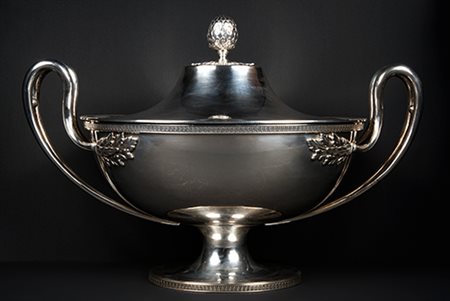 Varese, 1960 circa Grande zuppiera in stile impero Argento 800 33,5x49x26 cm;...