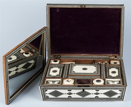 India occidentale, Mumbai Scatola per sartoria rivestita d'avorio e decorata...