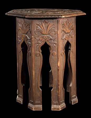 Turchia, XX secolo Tavolino in stile moresco Legno intagliato 65x55,5 cm